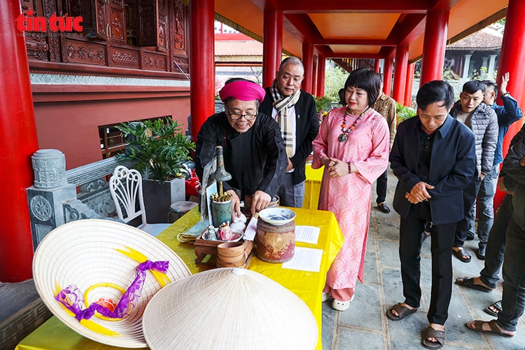 Bộ sưu tập hiện vật hầu đồng quý hiếm lần đầu ra mắt cộng đồng tín ngưỡng