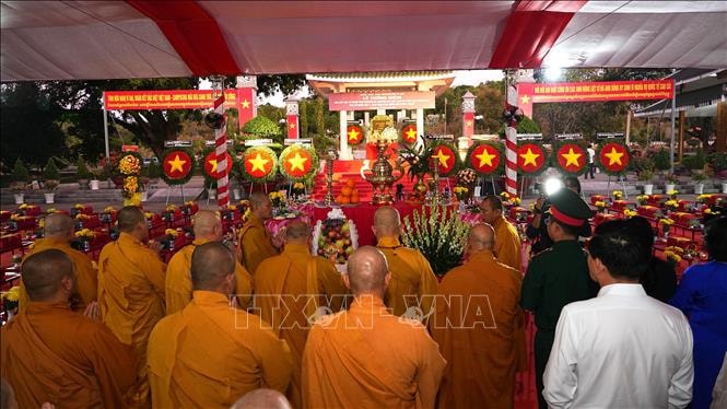 Tri ân, tưởng nhớ các anh hùng liệt sĩ tại Nghĩa trang liệt sĩ Vĩnh Hưng - Tân Hưng