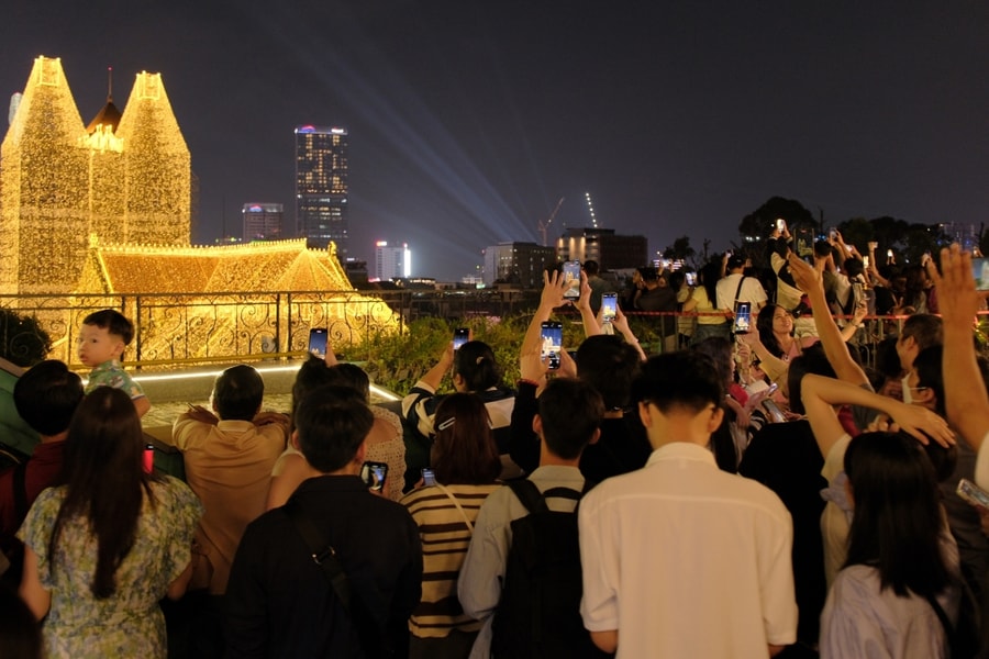 Nỗi khổ tìm chỗ ngắm Nhà thờ Đức Bà lúc lên đèn