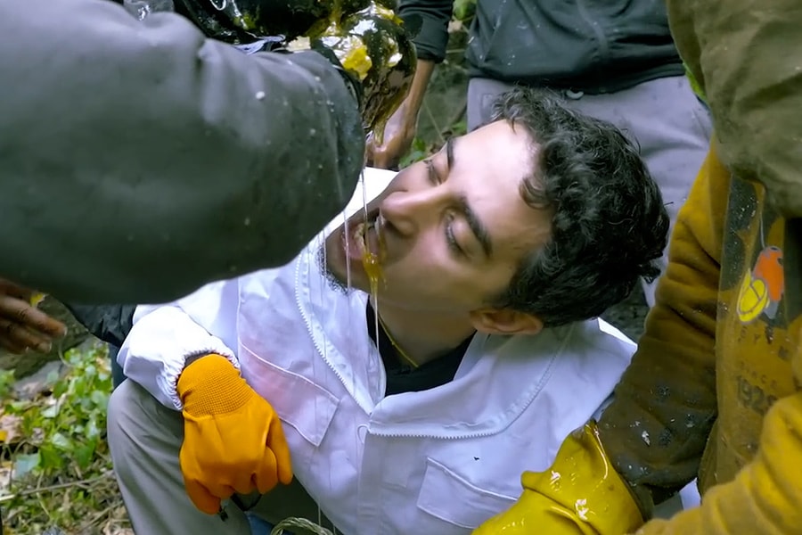 Theo chân thợ săn 'mật ong điên' trên vách núi