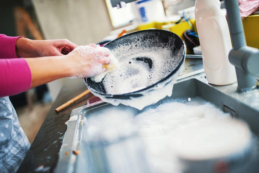 Tại sao không nên xả nước lạnh vào chảo nóng?