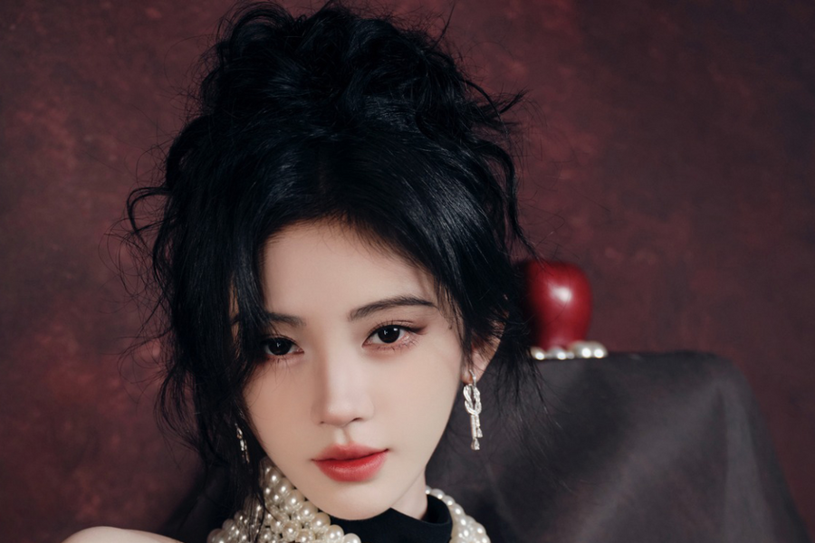 'Mỹ nữ 4.000 năm có một' khoe sắc cùng dàn sao