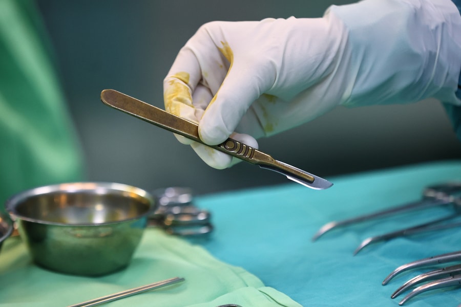 Bé 11 tuổi bí tiểu vì dị tật 'màng trinh không thủng'