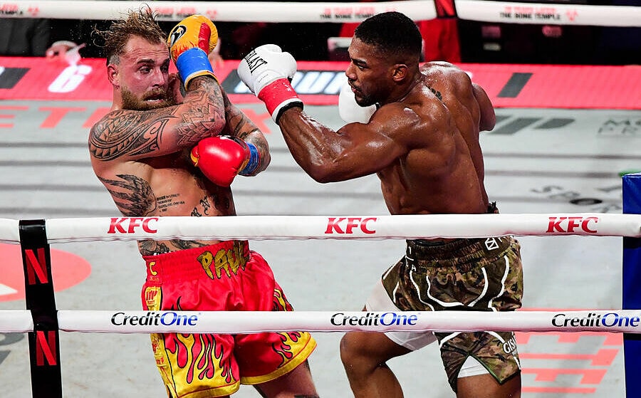 Anthony Joshua đấm vỡ hàm YouTuber Jake Paul trong trận so găng kỳ quặc
