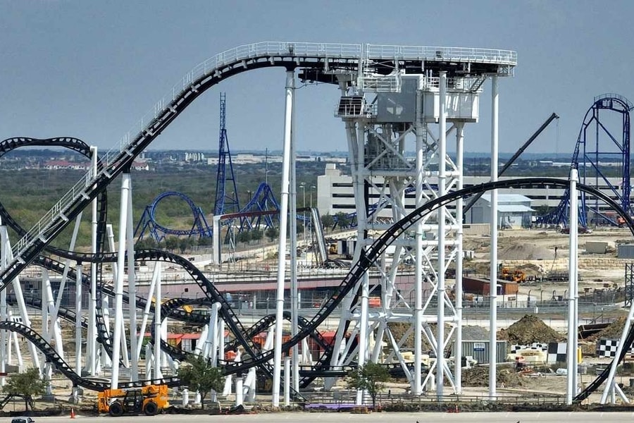 Tàu lượn gặp sự cố, khách bị treo lơ lửng 30 phút