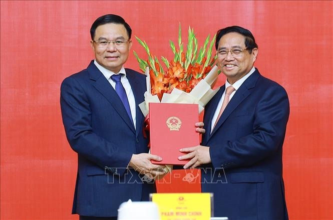 Thủ tướng trao Quyết định Quyền Bộ trưởng Bộ Công thương