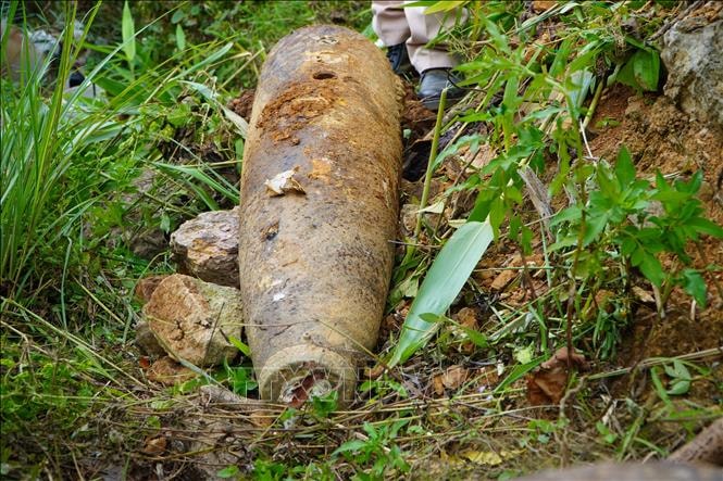 Phát hiện quả bom nặng khoảng 500kg ven sông Hẹ (Phú Thọ)