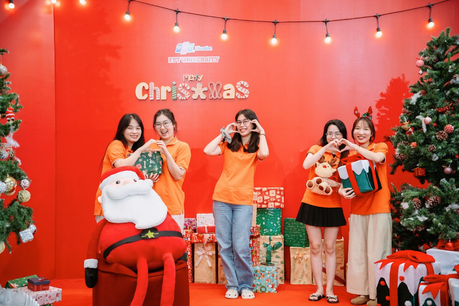 Trường Đại học mang loạt 'toạ độ' check in Noel cho giới trẻ