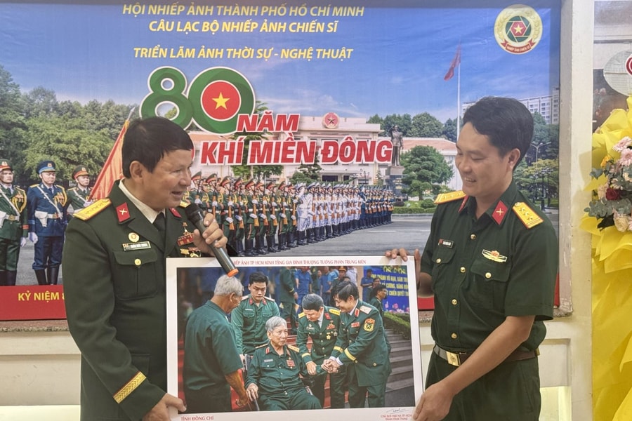 Khai mạc triển lãm ảnh '80 năm hào khí miền Đông'