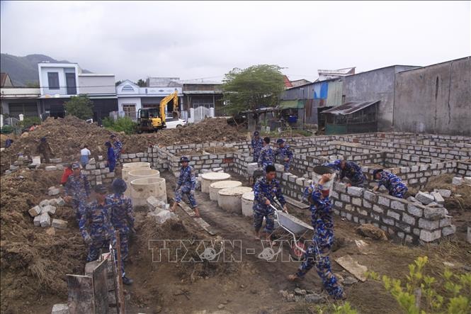 Những người thợ xây mặc áo lính biển