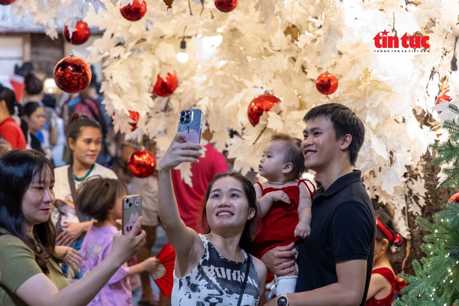 TP Hồ Chí Minh: Không khí Giáng sinh rộn ràng nơi các giáo xứ