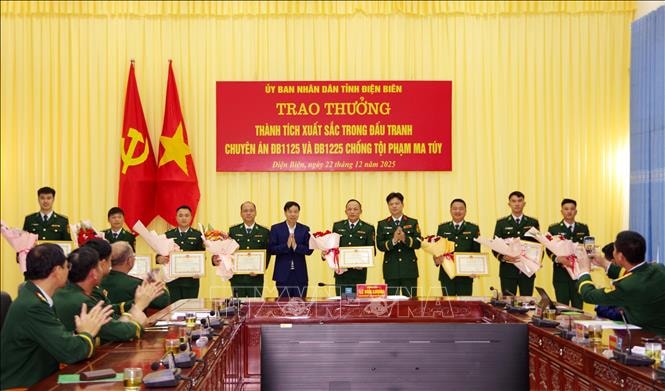 Trao thưởng tập thể, cá nhân có thành tích triệt phá 2 chuyên án về ma túy