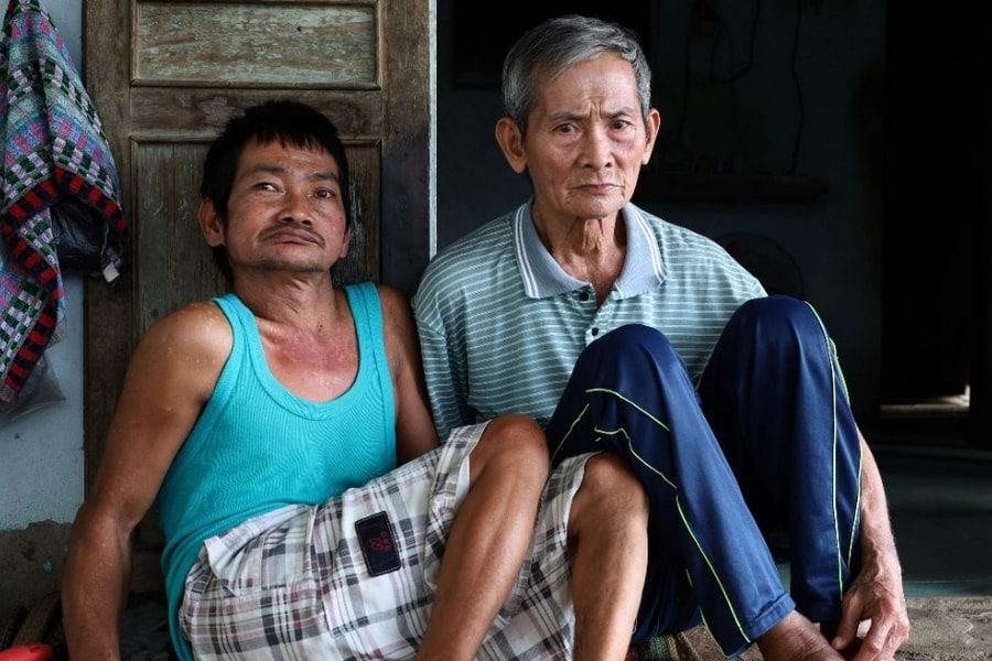 Nỗi khốn khổ đến cùng cực của cha già 75 tuổi và 3 người con tật nguyền