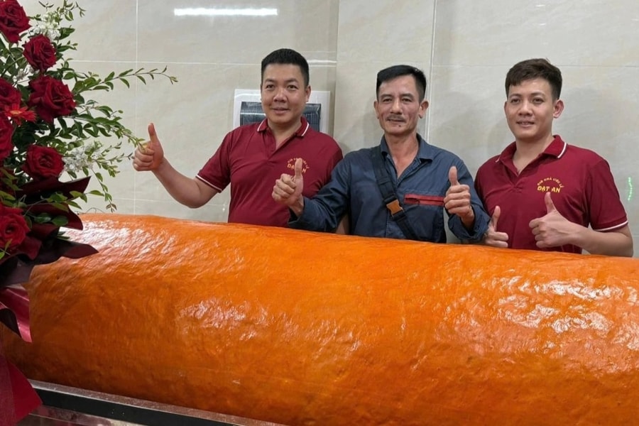 Cả làng làm chả quế khổng lồ 120kg, đãi khách Thủ đô thưởng thức