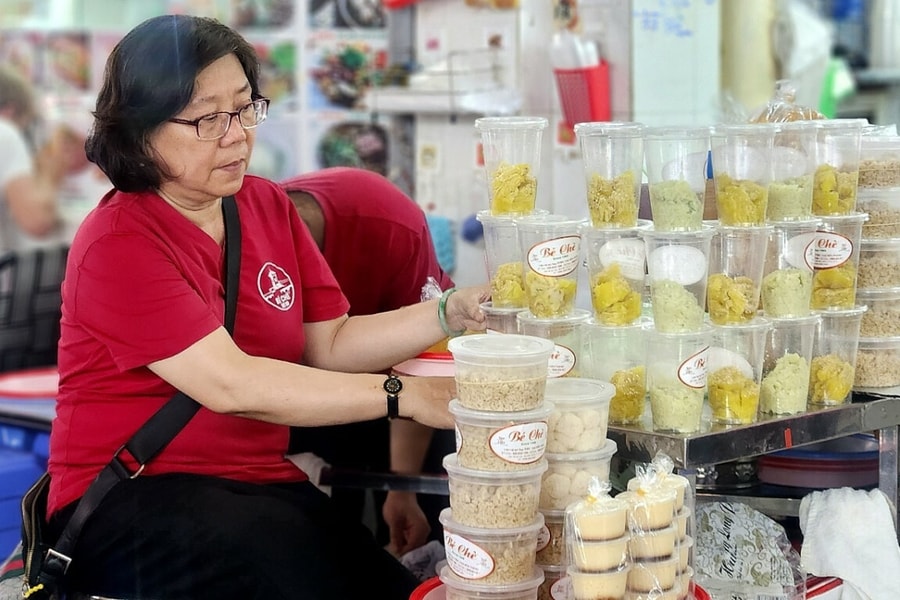 Tiệm chè hơn nửa thế kỷ phục vụ khách ở chợ Bến Thành