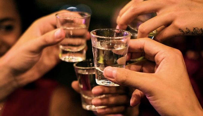 Một người tử vong, nhiều người nhập viện nghi ngộ độc rượu