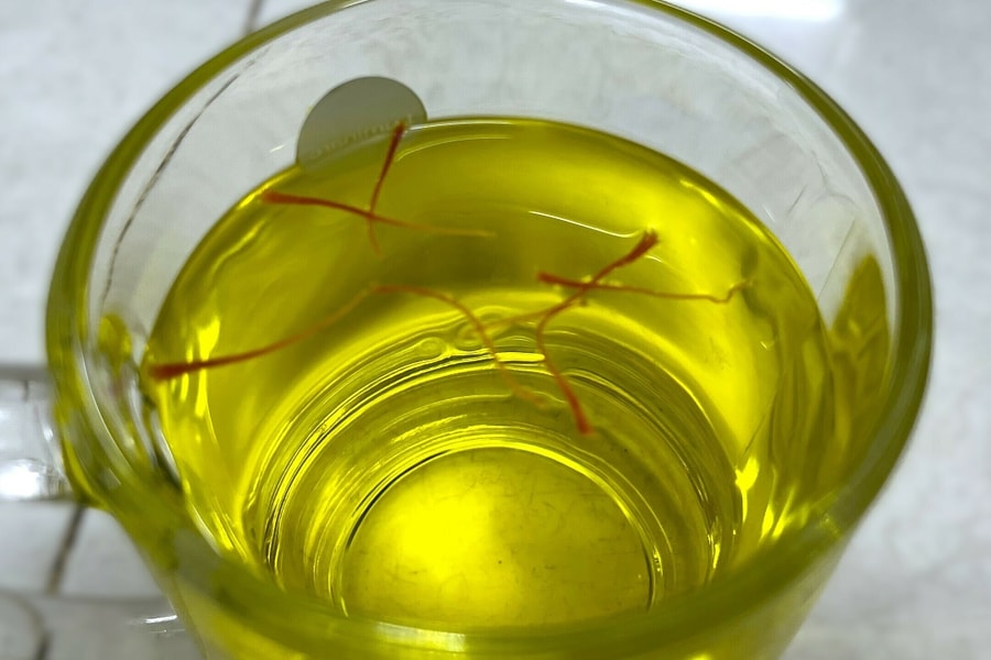 Uống nước nhụy hoa nghệ tây có giúp cải thiện tâm trạng, đường huyết?