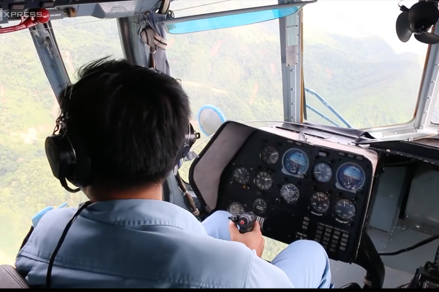 Những chuyến trực thăng bay vào vùng ngập