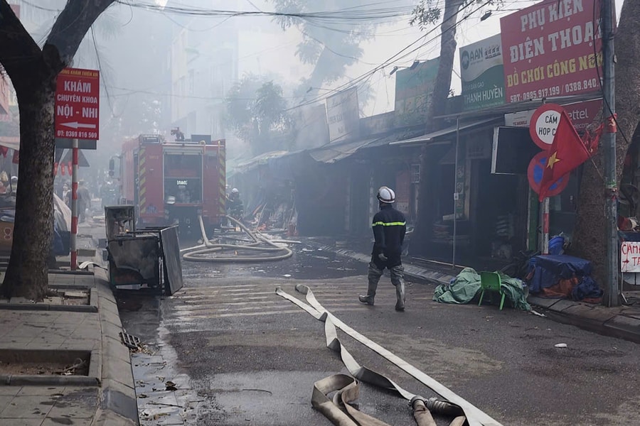 Hà Nội: Cháy lớn chợ Xanh Định Công lúc rạng sáng, nhiều gian hàng bị thiêu rụi