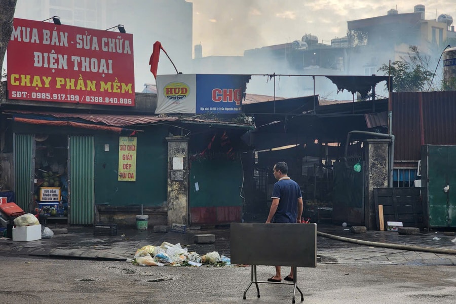 Hà Nội: Cháy lớn chợ Xanh Định Công cận Tết, nhiều tiểu thương trắng tay khóc ròng