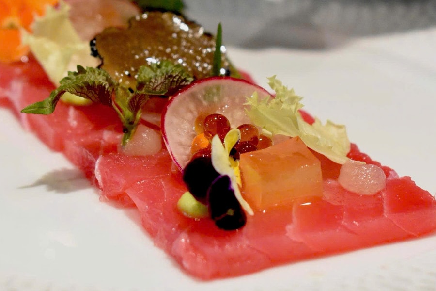 Nhà hàng Michelin biến tấu món Âu với cá ngừ và quất Quảng An