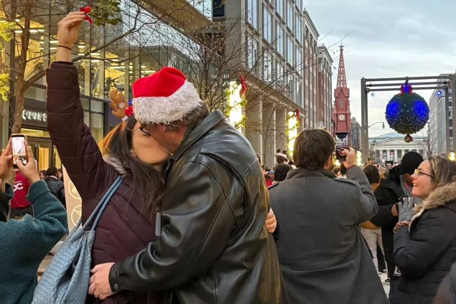 Giải mã phong tục hôn dưới cây tầm gửi đêm Giáng sinh