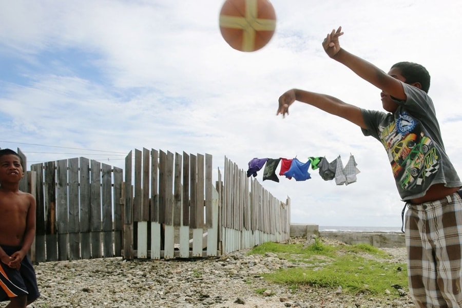 Quốc gia đầu tiên phát tiền cho toàn dân đi chợ