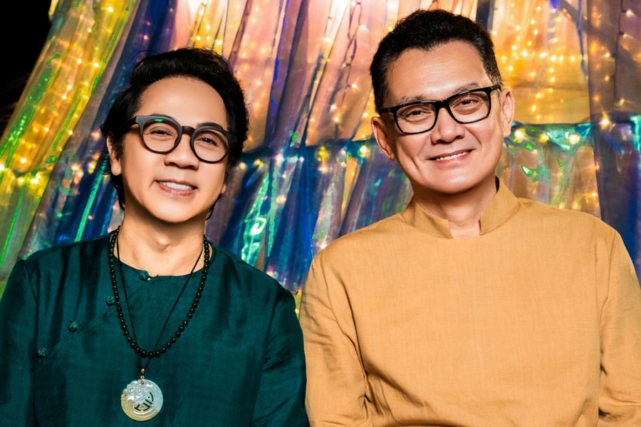 Nghệ sĩ gạo cội diện áo dài xem triển lãm thời trang