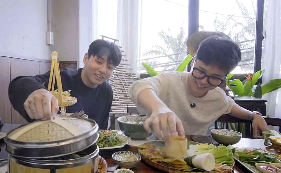 Jimin, Jungkook thưởng thức bánh xèo, mì Quảng