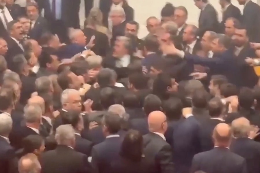 Nghị sĩ Thổ Nhĩ Kỳ ẩu đả giữa phiên họp quốc hội