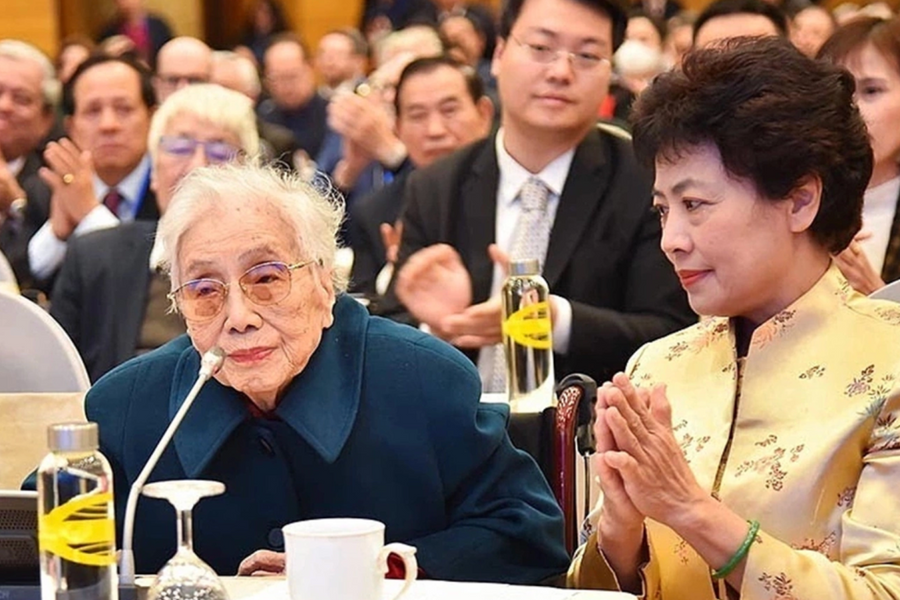 Bà Nguyễn Thị Bình là đại biểu cao tuổi nhất dự Đại hội Thi đua yêu nước