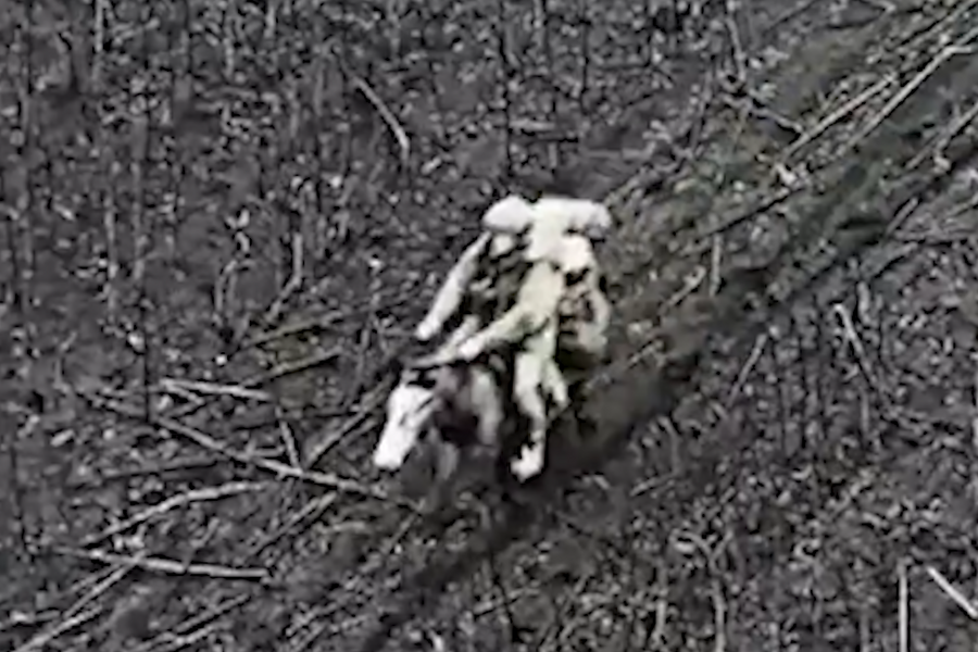 Drone Ukraine tập kích lính Nga đang cưỡi ngựa