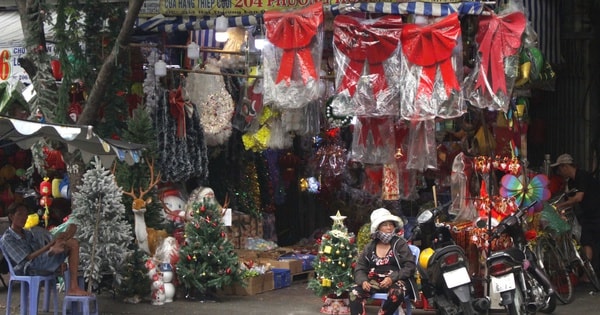 Tiểu thương rầu rĩ vì hàng trang trí Noel ế ẩm