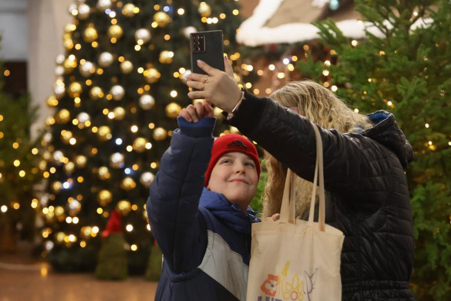 Cả thế giới xuống phố đón Giáng sinh: Khoảnh khắc ấm áp lan tỏa toàn cầu