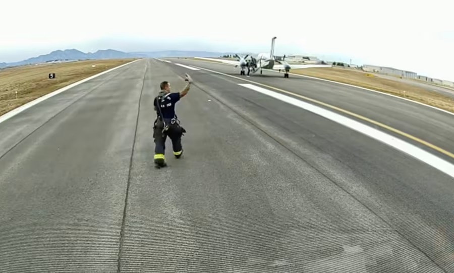 Lần đầu tiên trong lịch sử máy bay tự hạ cánh sau sự cố trên không