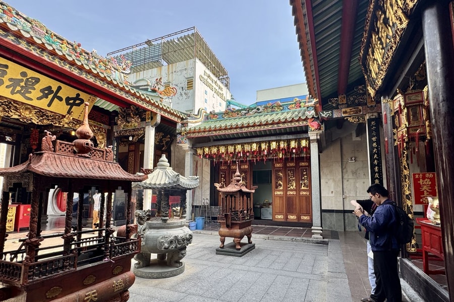 Đến chùa Ông, chui qua bụng ngựa Xích Thố cầu may