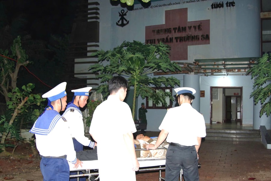 Bệnh xá đảo Trường Sa cấp cứu khẩn cấp bệnh nhân viêm bàng quang