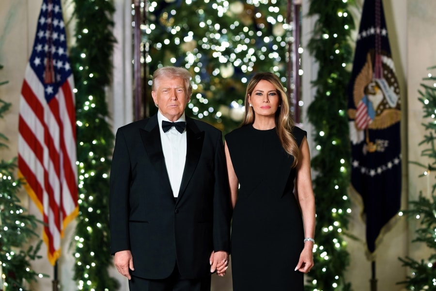 Vợ chồng ông Trump mặc đồ đen, nghiêm mặt trong ảnh Giáng sinh