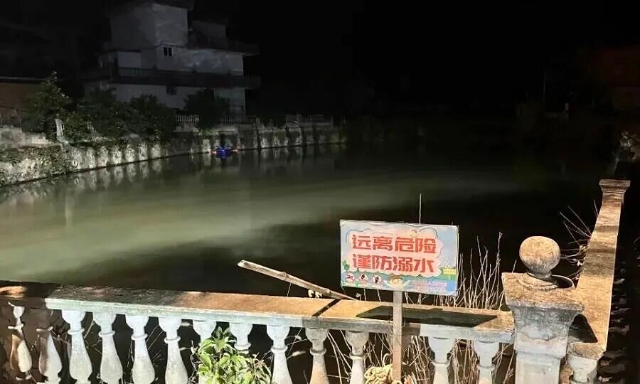 Xe chở học sinh mẫu giáo lao xuống ao, 8 người chết