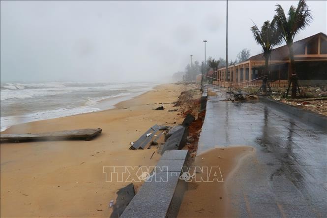 Xâm thực biển ảnh hưởng nghiêm trọng đến bãi tắm tại Quảng Trị