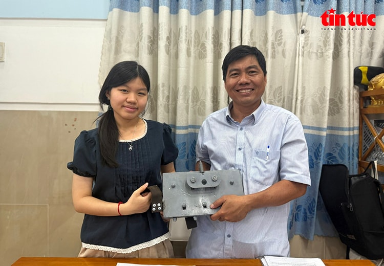 Hai cha con ở Hóc Môn góp sáng kiến thoát hiểm cháy nổ nhà cao tầng bằng cáp xiên