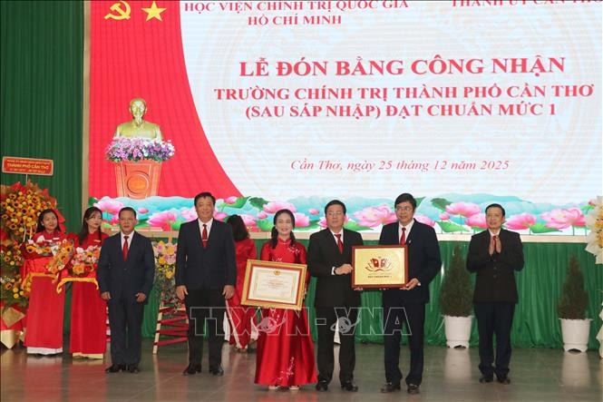 Trường Chính trị thành phố Cần Thơ đón Bằng công nhận đạt chuẩn mức 1