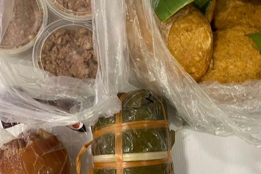 Chó nghiệp vụ phát hiện vali chứa giò lụa, thịt lợn tẩm ướp của khách Việt