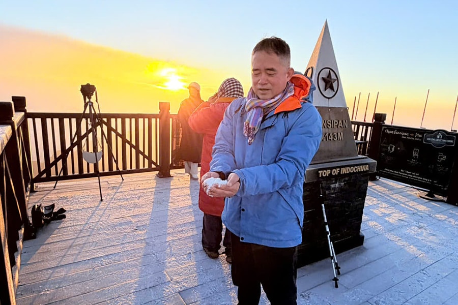 Khách 'săn' được băng tuyết đúng dịp Noel trên đỉnh Fansipan