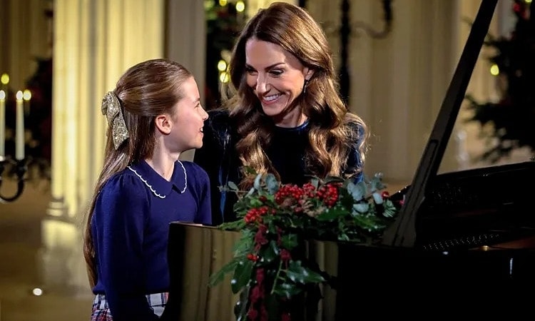 Vương phi Kate và công chúa Charlotte song tấu piano