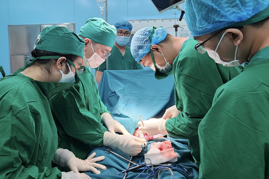 Bác sĩ 4 bệnh viện hợp sức cứu người đàn ông bị lóc da đùi