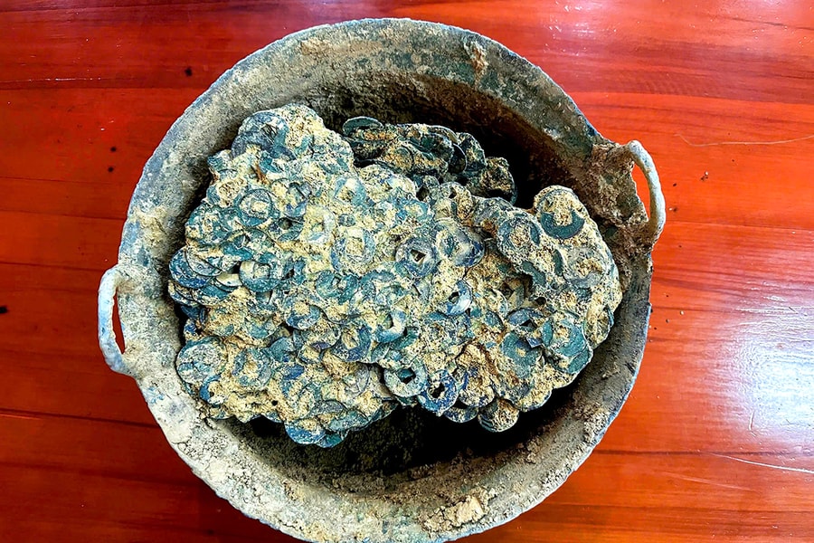 Đào được 15 kg tiền cổ khi rà phế liệu