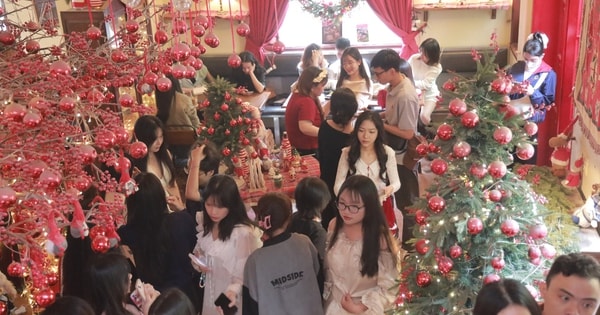 Chủ quán cà phê "hốt bạc" nhờ theo trend chụp hình mùa Noel