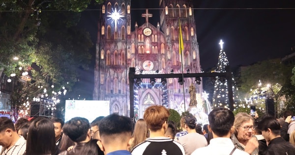 VIDEO: Hàng vạn người dân Hà Nội chào đón Giáng sinh 2025