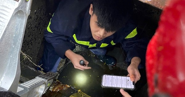 Xúc động hình ảnh Công an Đà Nẵng chui xuống cống, tìm điện thoại cho du khách